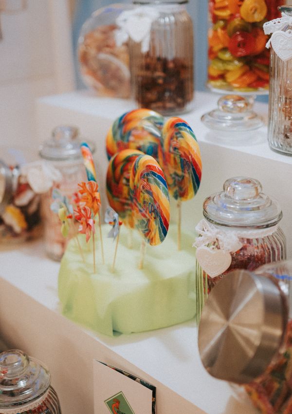 Candy bar con lecca lecca colorati e barattoli di caramelle