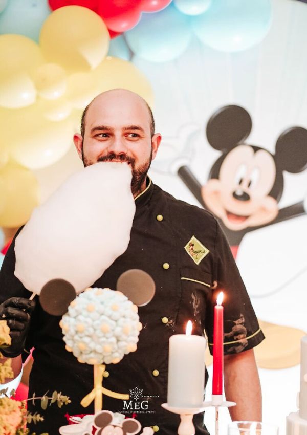 Il barman di Kokopelli con lo zucchero filato a una festa a tema Topolino